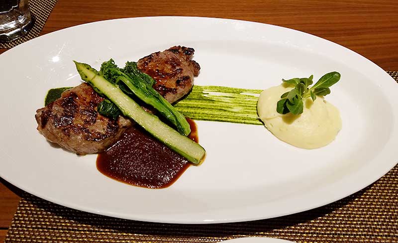 マーブルラウンジでステーキ