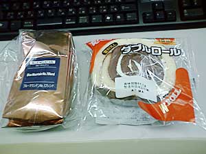 ロールケーキとコーヒー