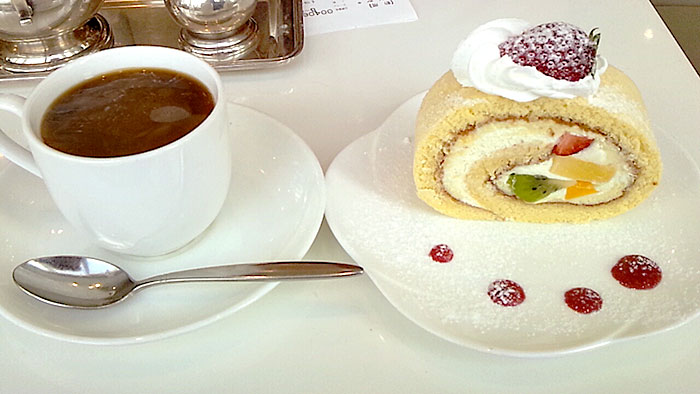 ロールケーキとコーヒー