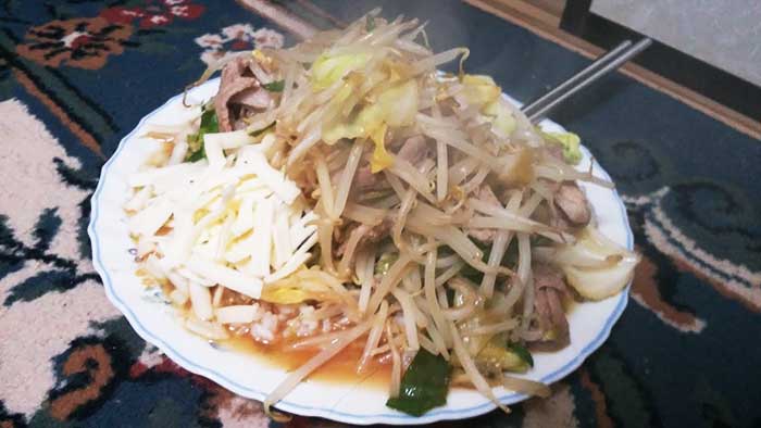 ヤサイマシマシ丼