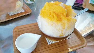 かき氷、ヨーグルト練乳とマンゴー