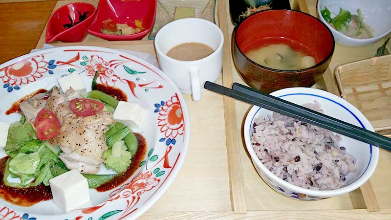 桜姫鶏のポワレと塩麹豆腐のかれぇじゃんソース