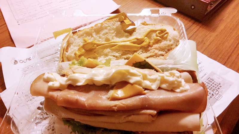 晩飯のサンドイッチ