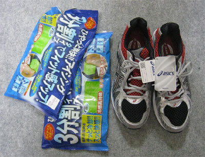 冷やすジェルとランニングシューズ