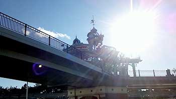 ディズニーランド前